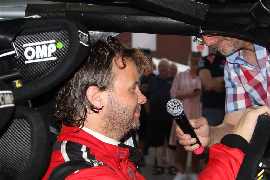 Kristian Poulsen interviewes på Torvet i Sorø efter at være kommet i mål som
(Foto: Allan Christiansen)